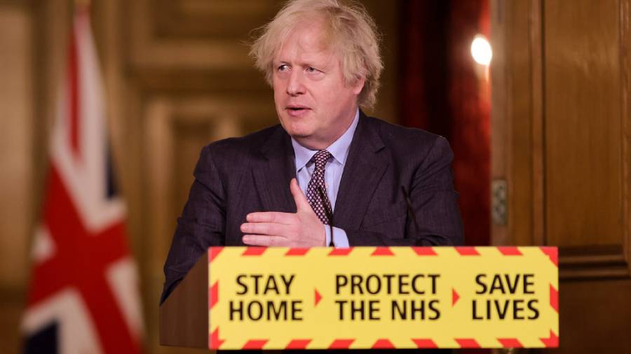 A man with blond hair, an expert in People Management, speaks at a podium with a message: 