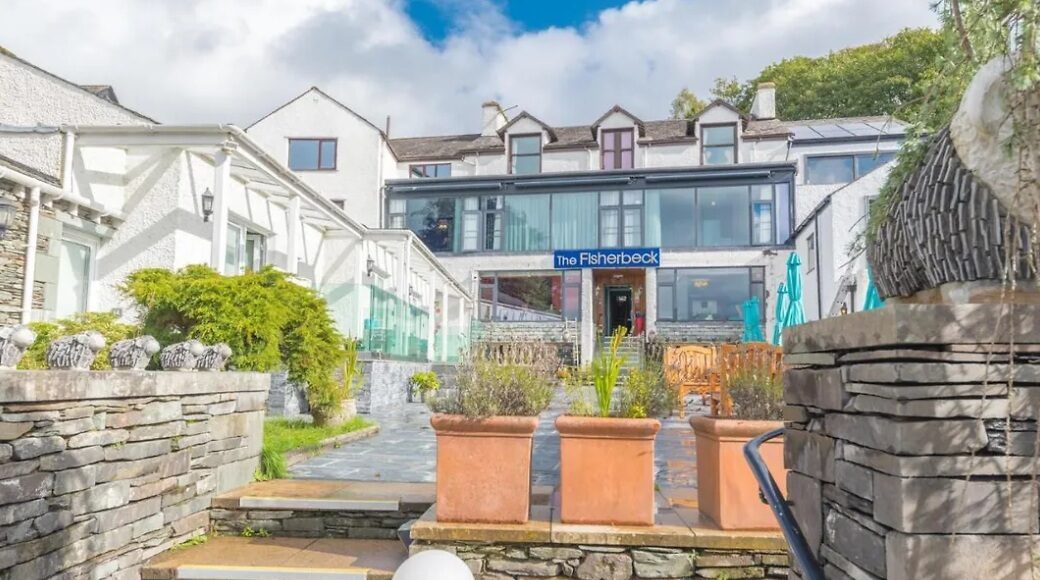 A view of the entrance to the Fisherbeck Hotel.