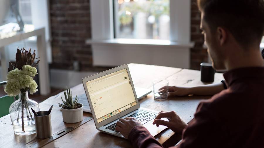 Four in five job vacancies fail to mention flexible working options