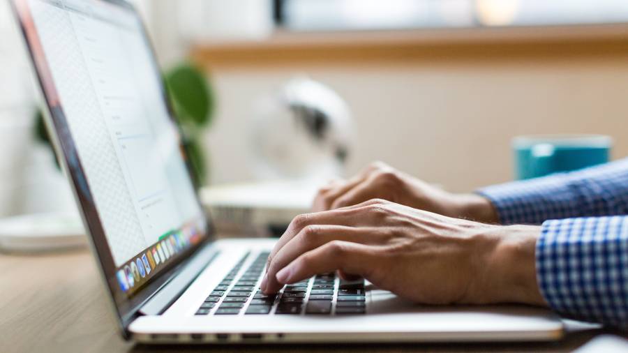 UK workers show mixed feelings towards changes to workplace technology