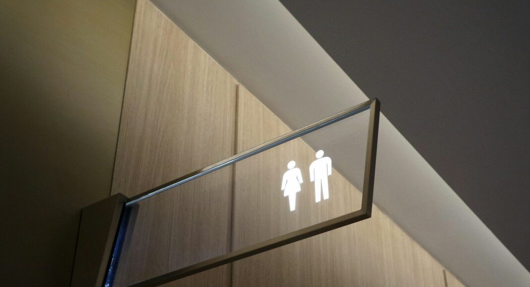 A sign showing men's and women's toilets.