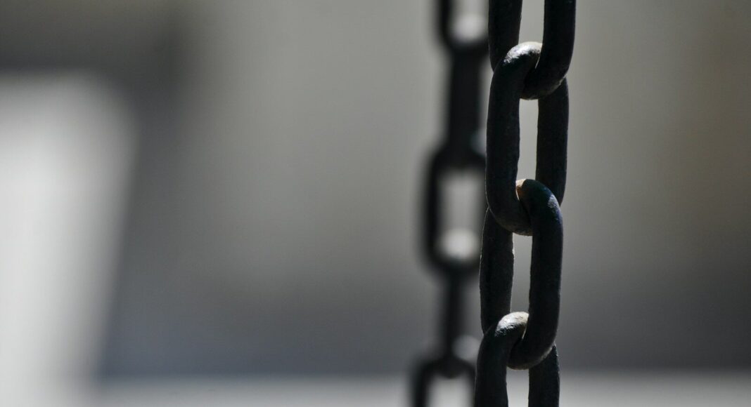 A black and white photo of chains.